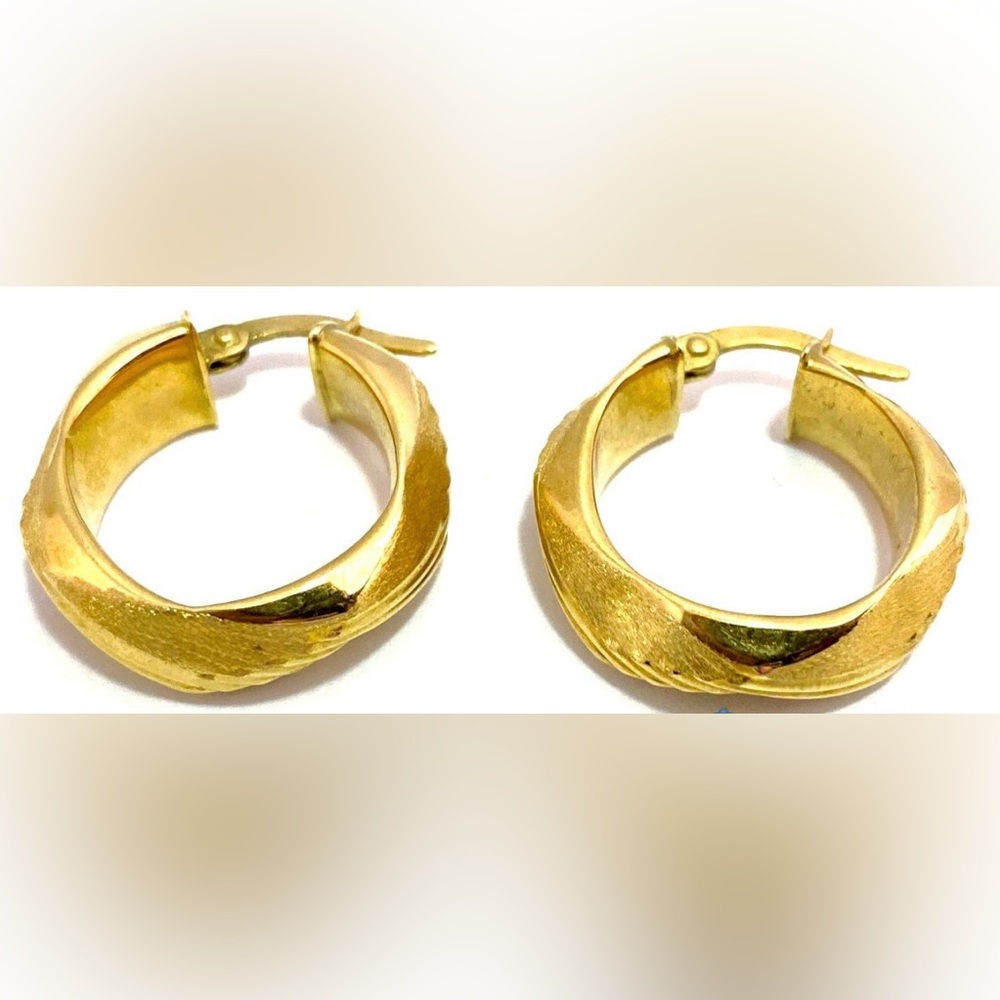 Elegant Gold Band with Engraved Details